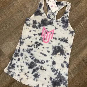 Tank with scrunch pattern and logo